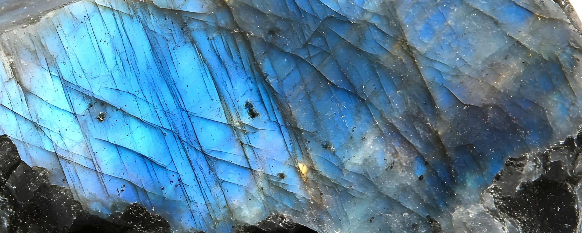 Labradorite : Bienfaits, Vertus et Signification (Guide Complet) - Zelia Paris
